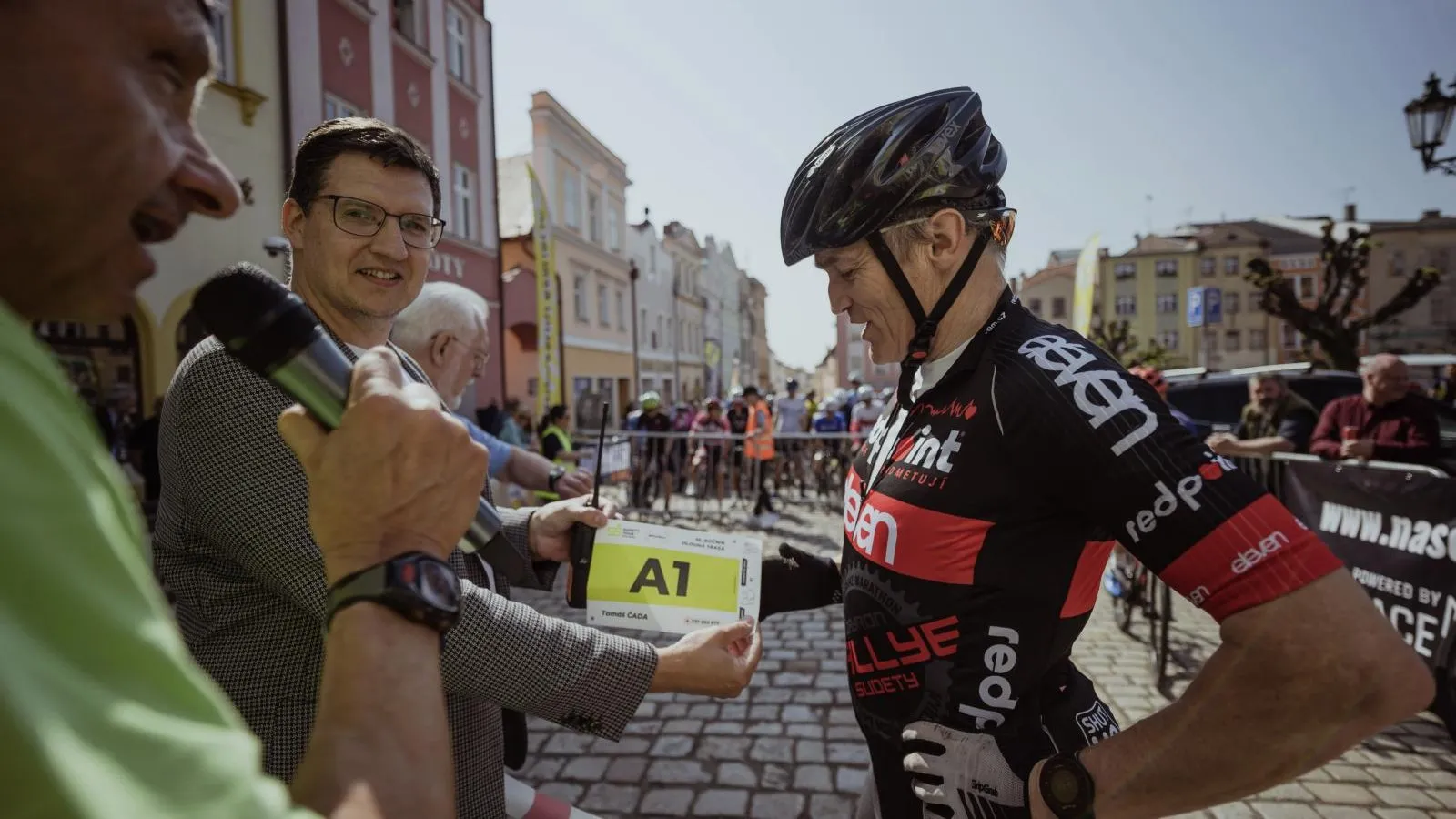 Závodník Sudety Tour na startu na broumovském náměstí